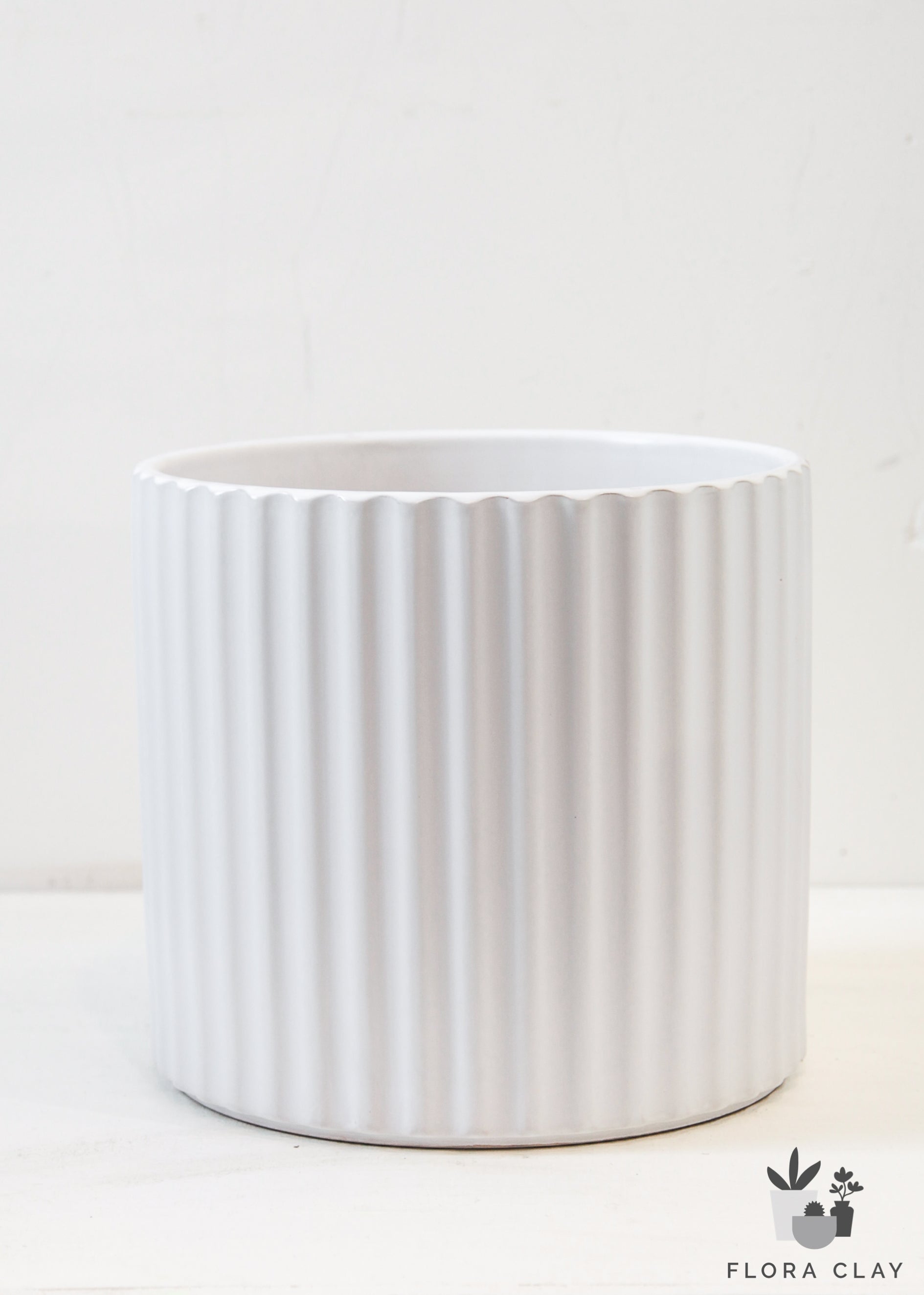 large white plastic plant pot Lined White -Extra Large
